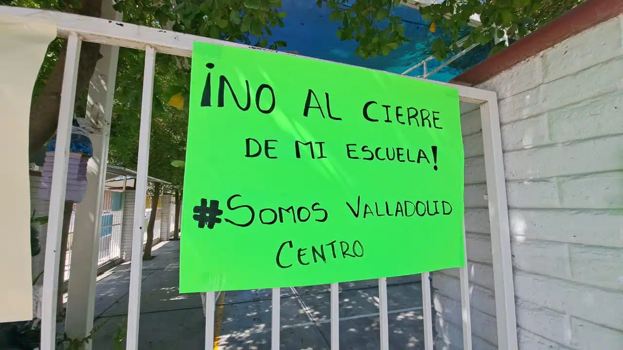 Cartulinas pegadas en el colegio Valladolid de Los Mochis