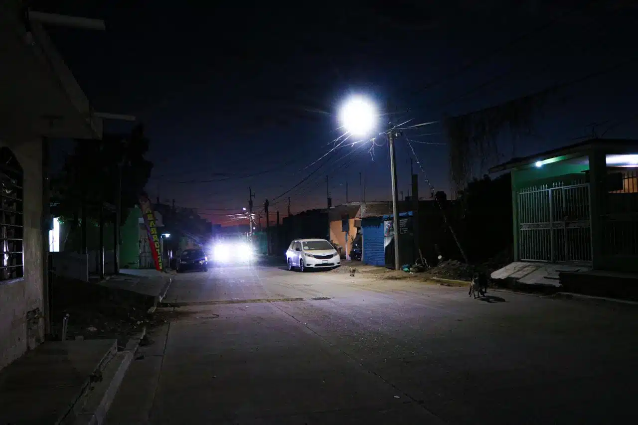 Instalación de lámparas LED en la colonia Sinaloa, en Mazatlán