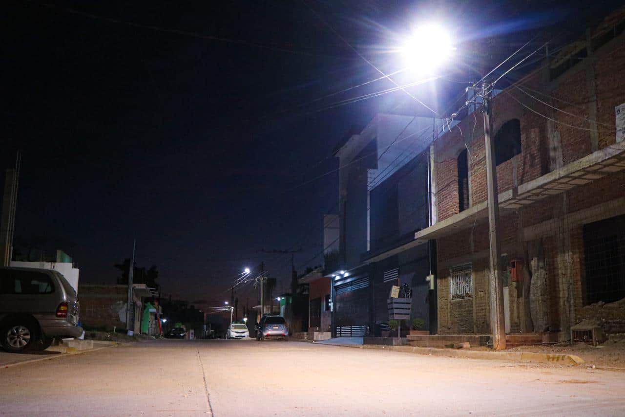 Instalación de lámparas LED en la colonia Sinaloa, en Mazatlán