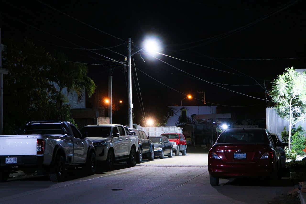Instalación de lámparas LED en la colonia Sinaloa, en Mazatlán