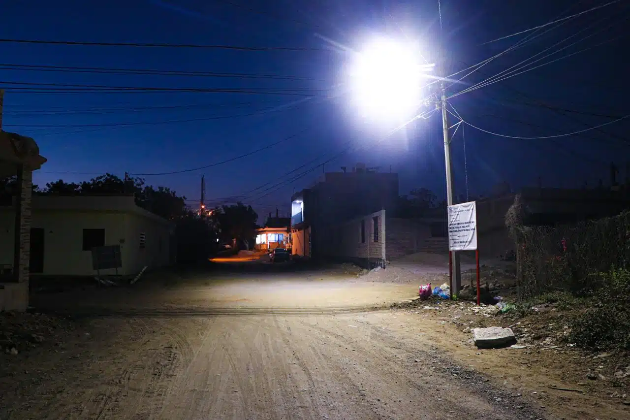 Instalación de lámparas LED en la colonia Sinaloa, en Mazatlán