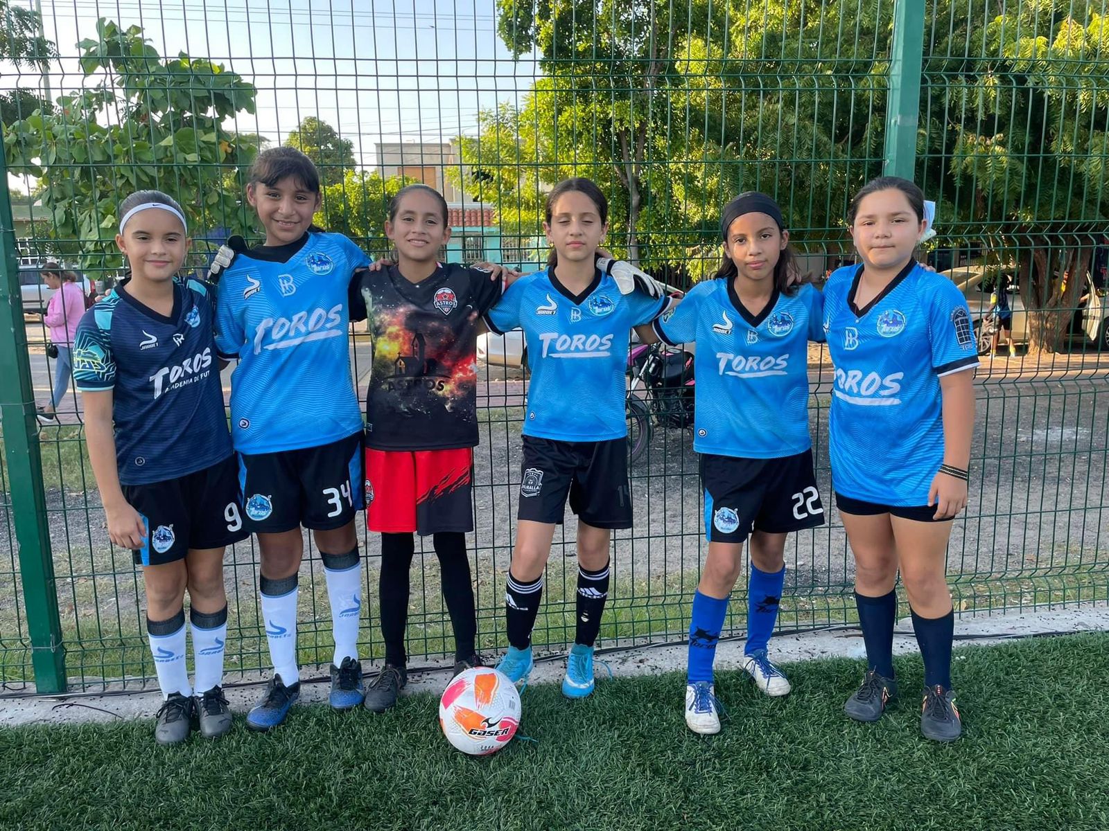 niñas en entrenamiento de futbol