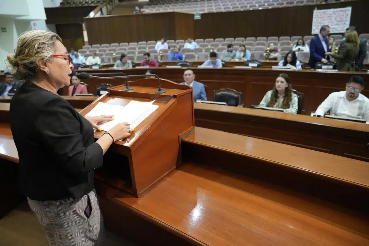 diputada secretaria de la Mesa Directiva, Silvia Ortiz Castro.