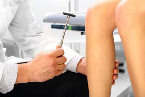 Médico revisa a paciente.