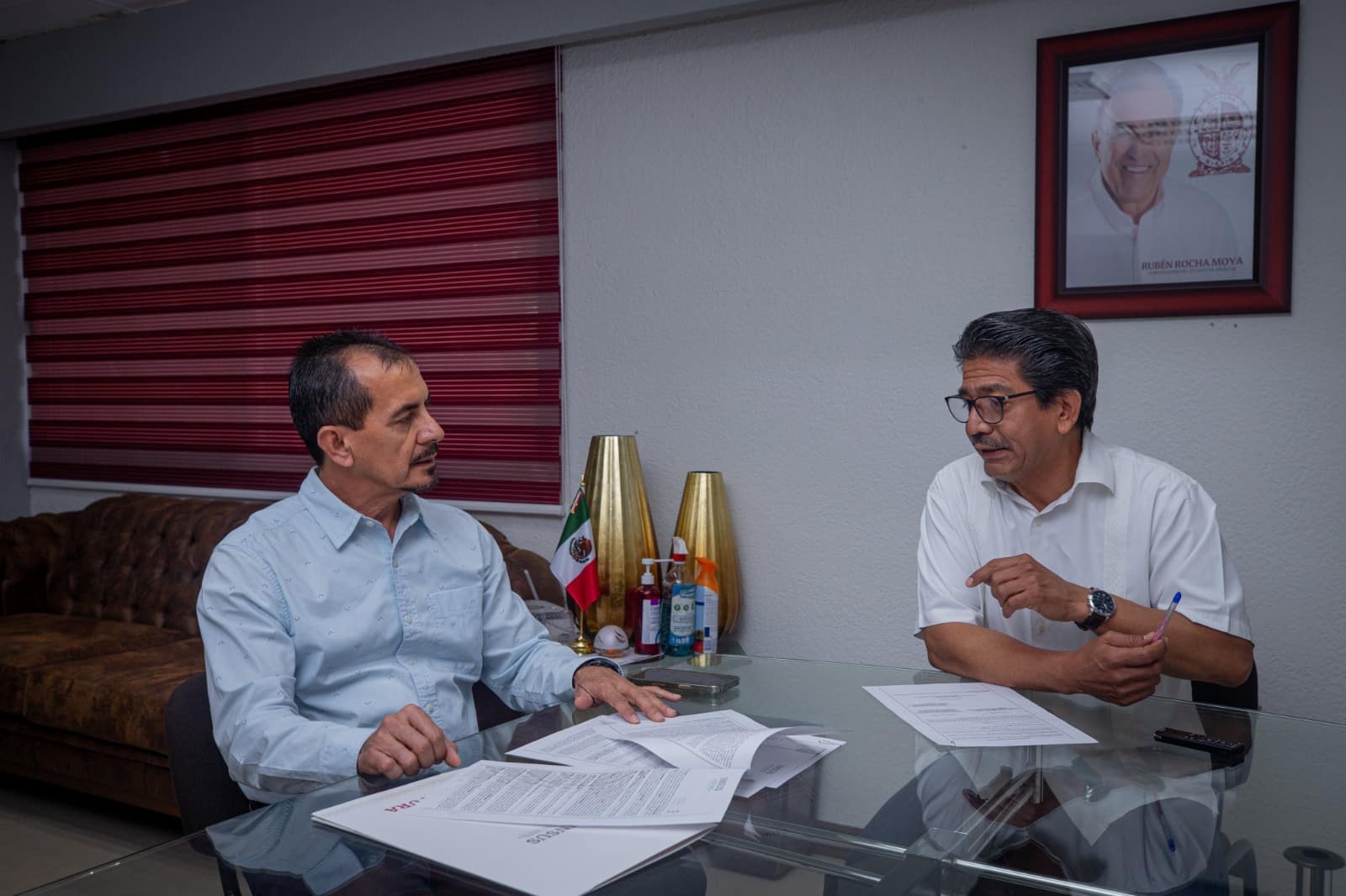 Crisantos Cebreros Favela, representante regional del Insus, junto al alcalde de Guasave, Martín Ahumada Quintero.