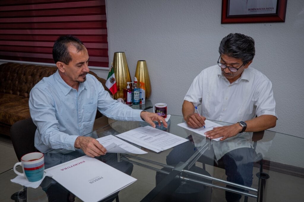 Crisantos Cebreros Favela, representante regional del Insus, junto al alcalde de Guasave, Martín Ahumada Quintero.