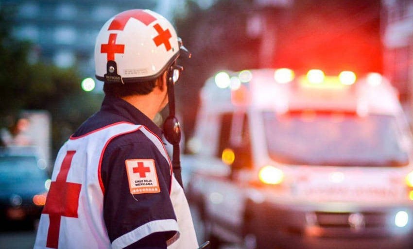 Elemento de Cruz Roja viendo una ambulancia