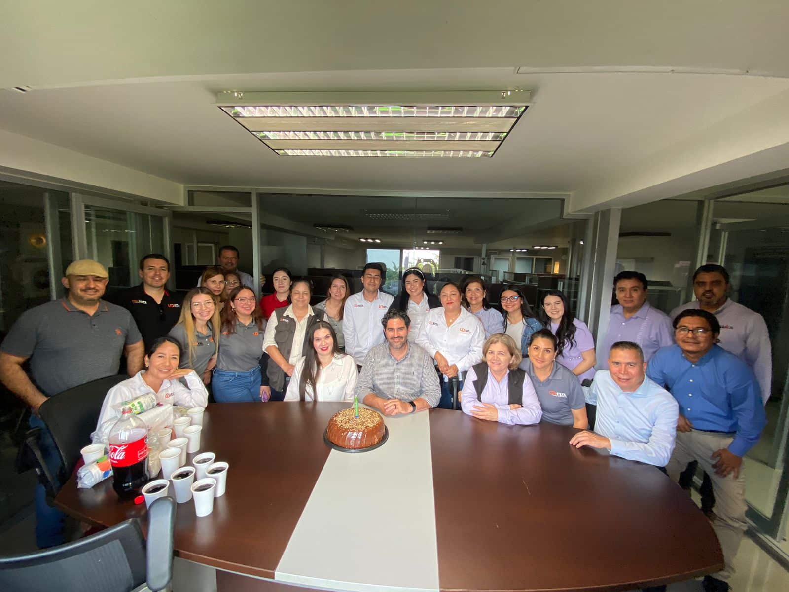 Los cumpleañeros Manuel Ignacio Pérez Gastélum y Zaida Camacho junto a la familia RSN
