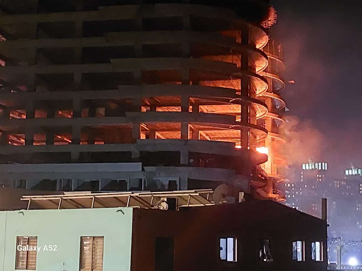 Cuerpos de bomberos de la ciudad tardaron cerca de media hora y media combatiendo el fuerte incendio.