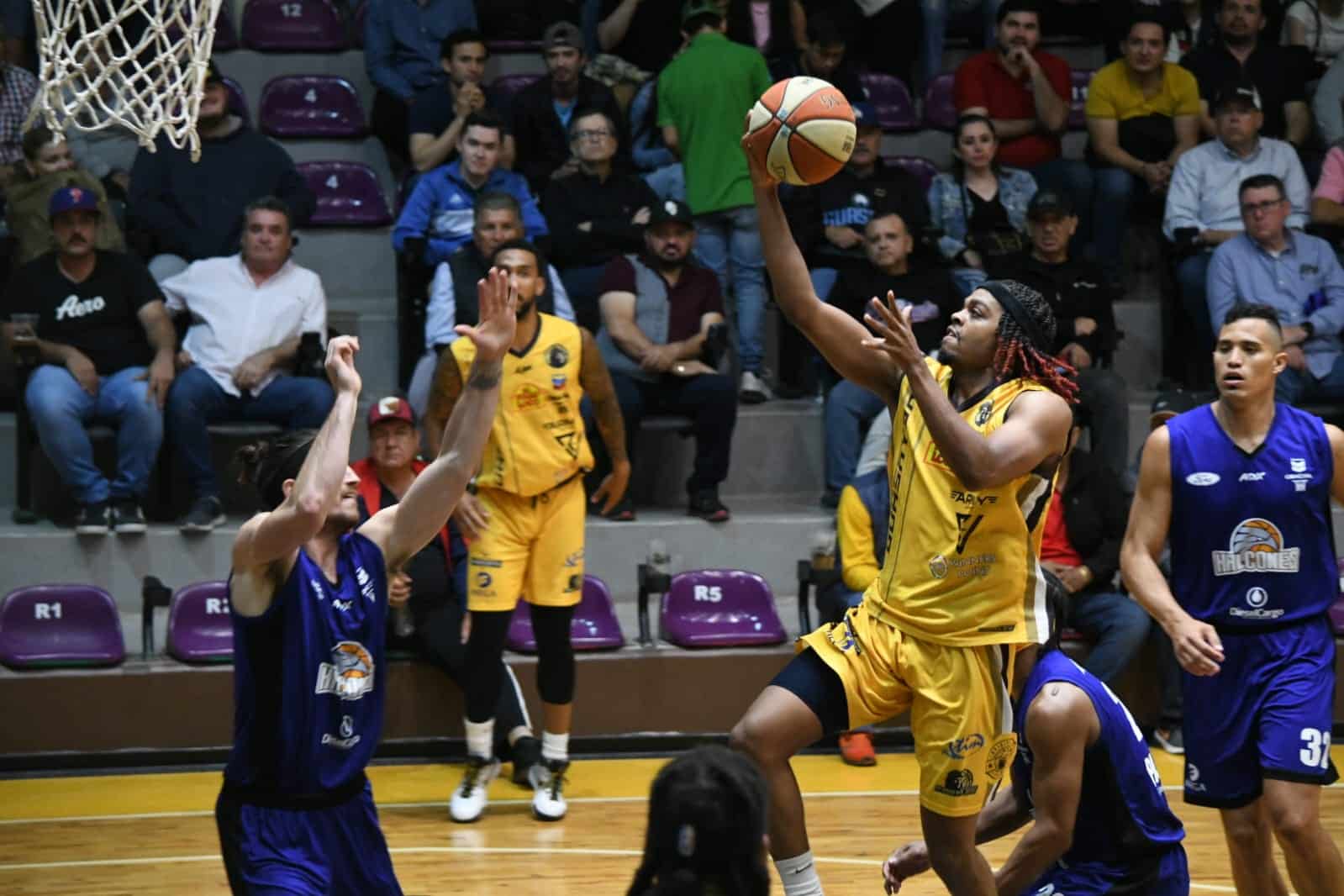 David Sloan Jr tratando de encestar en el juego ante Halcones de Ciudad Obregón