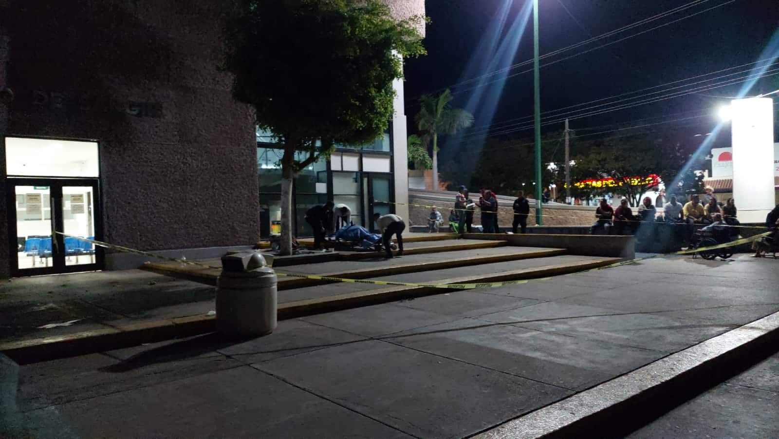 Cinta amarilla delimitando el área del lugar donde un hombre murió en Los Mochis
