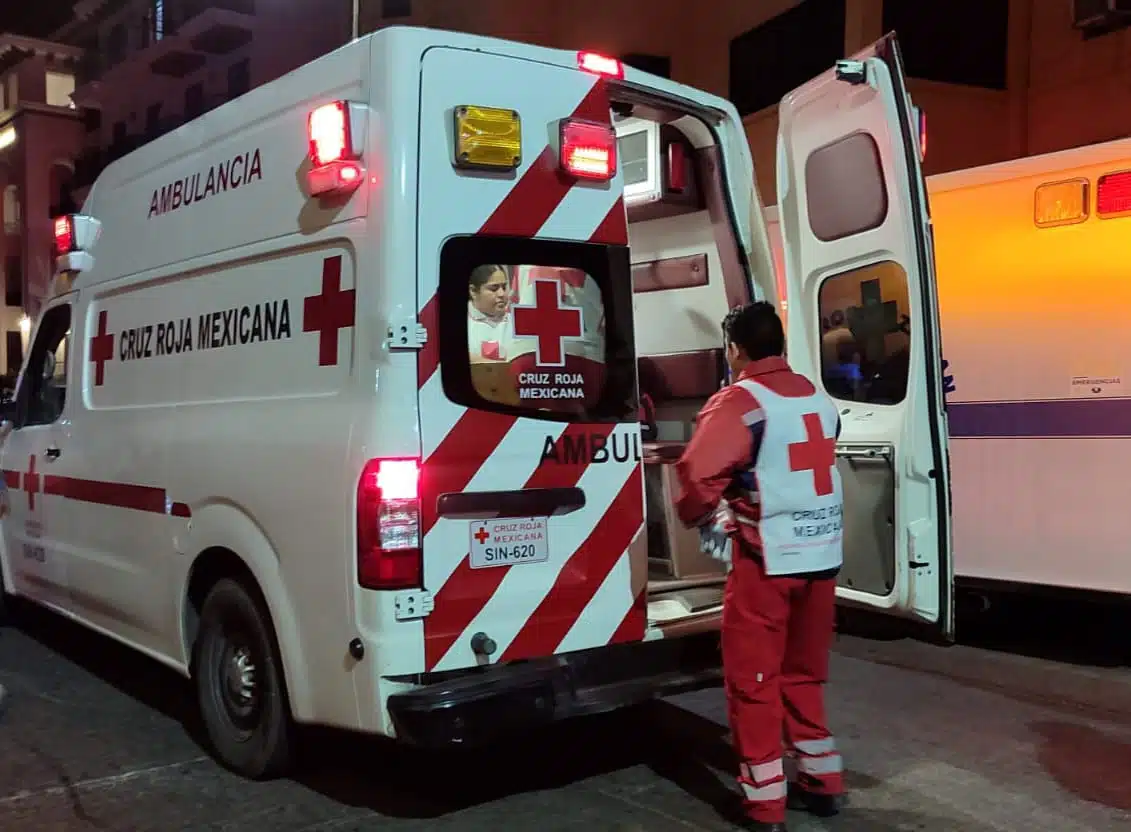 Paramédico de Cruz Roja junto a una ambulancia