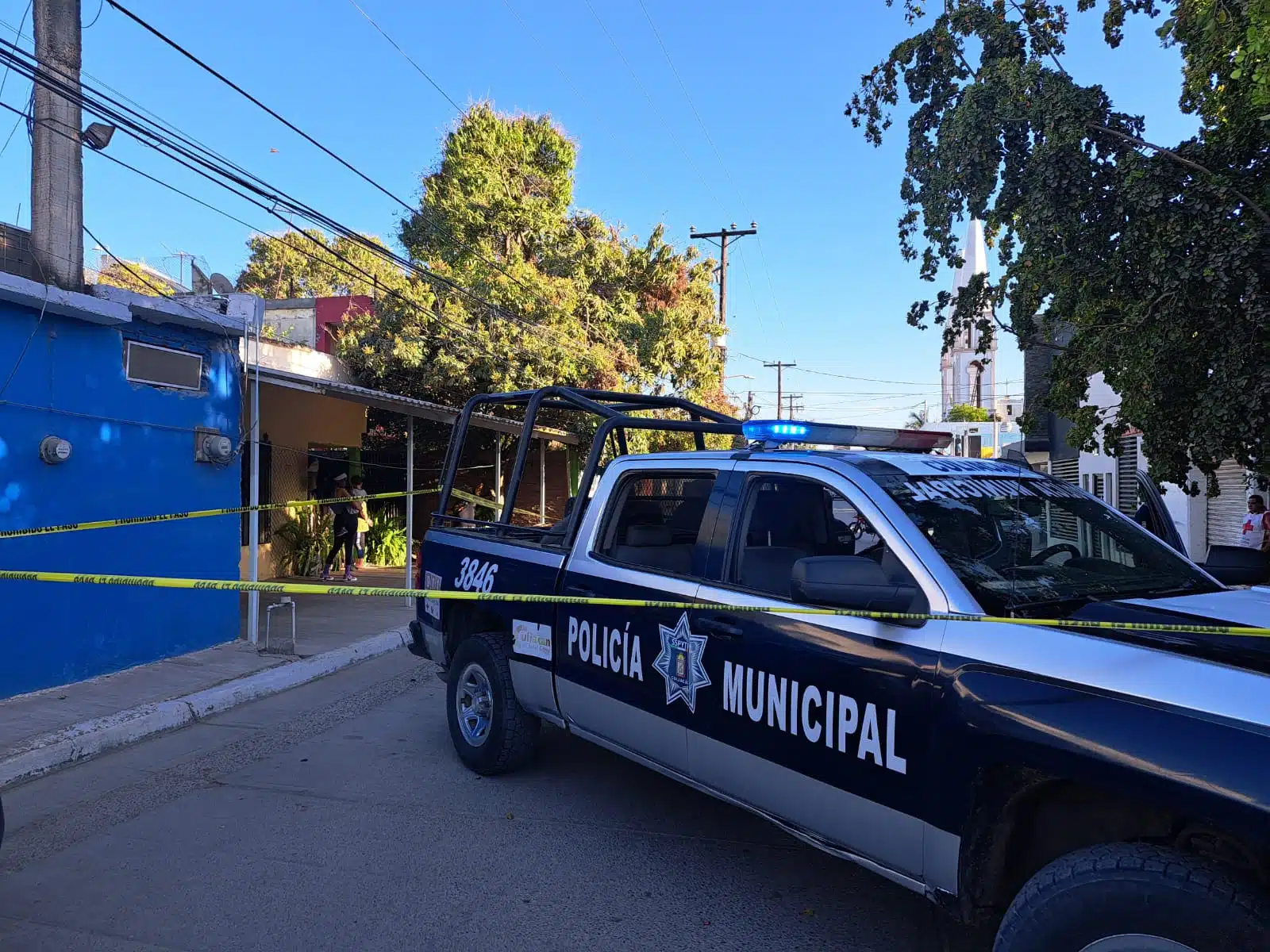 Patrulla de la Policía Municipal en el área acordonada