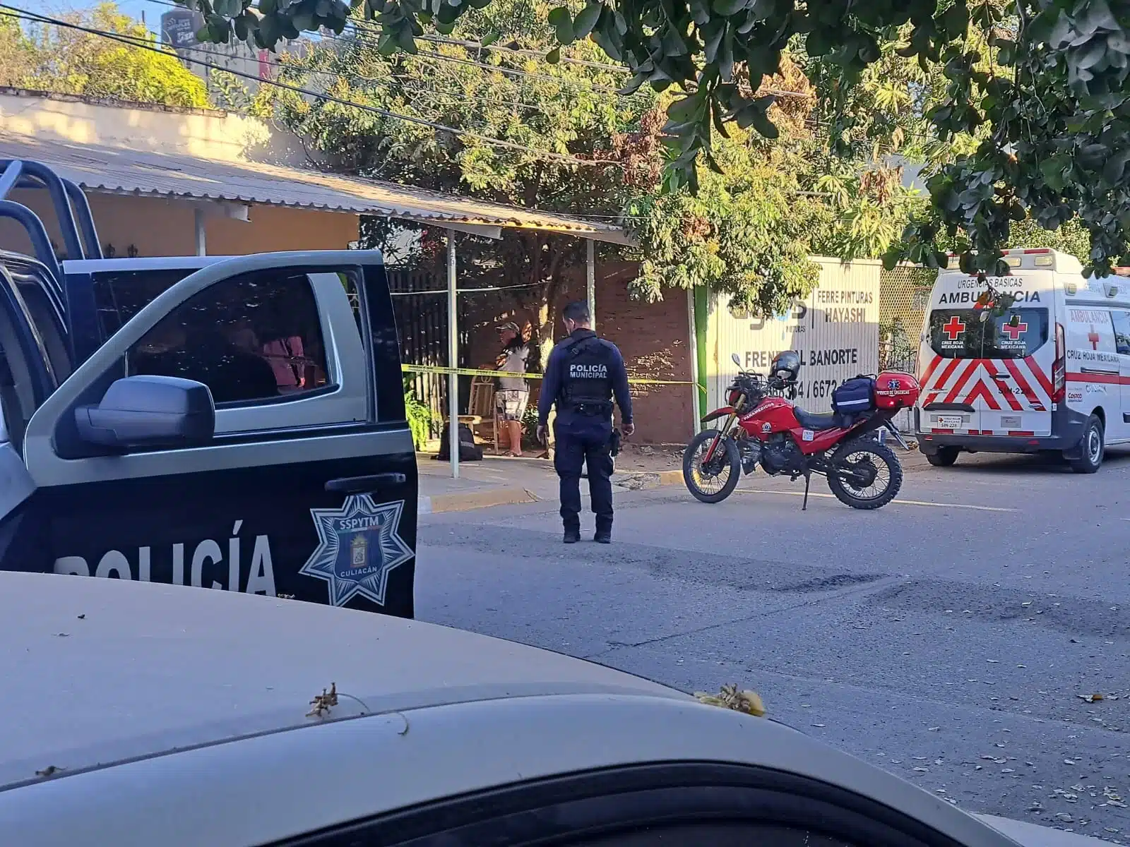 Policía Municipal y paramédicos de Cruz Roja arribaron a la vivienda donde ocurrió la tragedia.