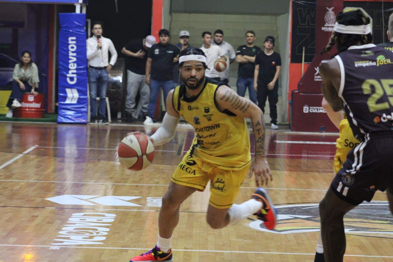 Delano Spencer dribla el balón sobre la duela del Polideportivo Juan S. Millán