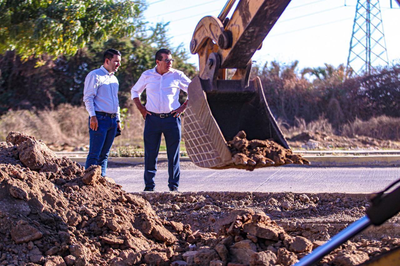 Édgar González asistió a la zona para supervisar la obra.