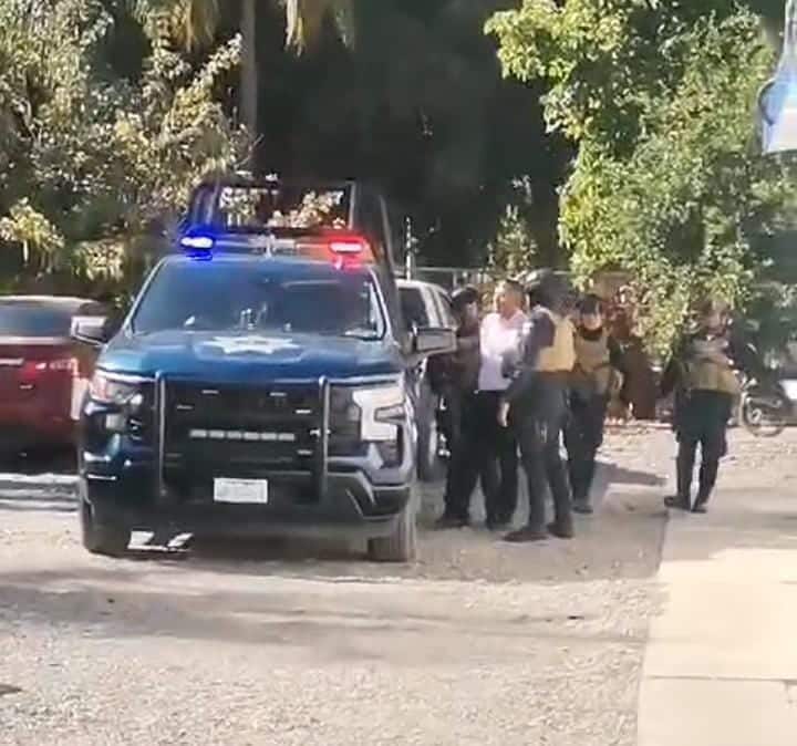 Elementos de la Policía Municipal de Guasave detienen al líder sindical de la Junta Municipal de Agua Potable y Alcantarillado, Israel López Acosta