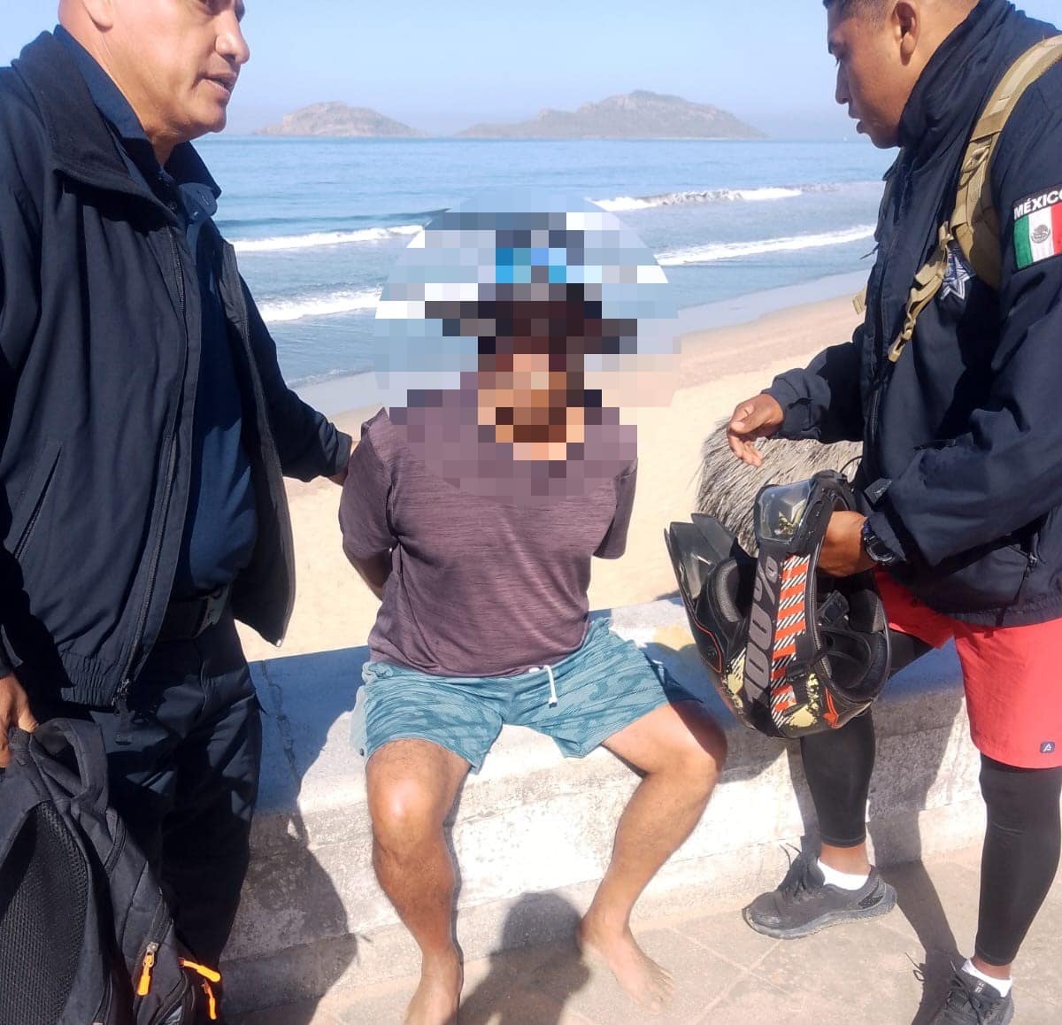 El sujeto fue detenido por elementos de la Policía Acuática..