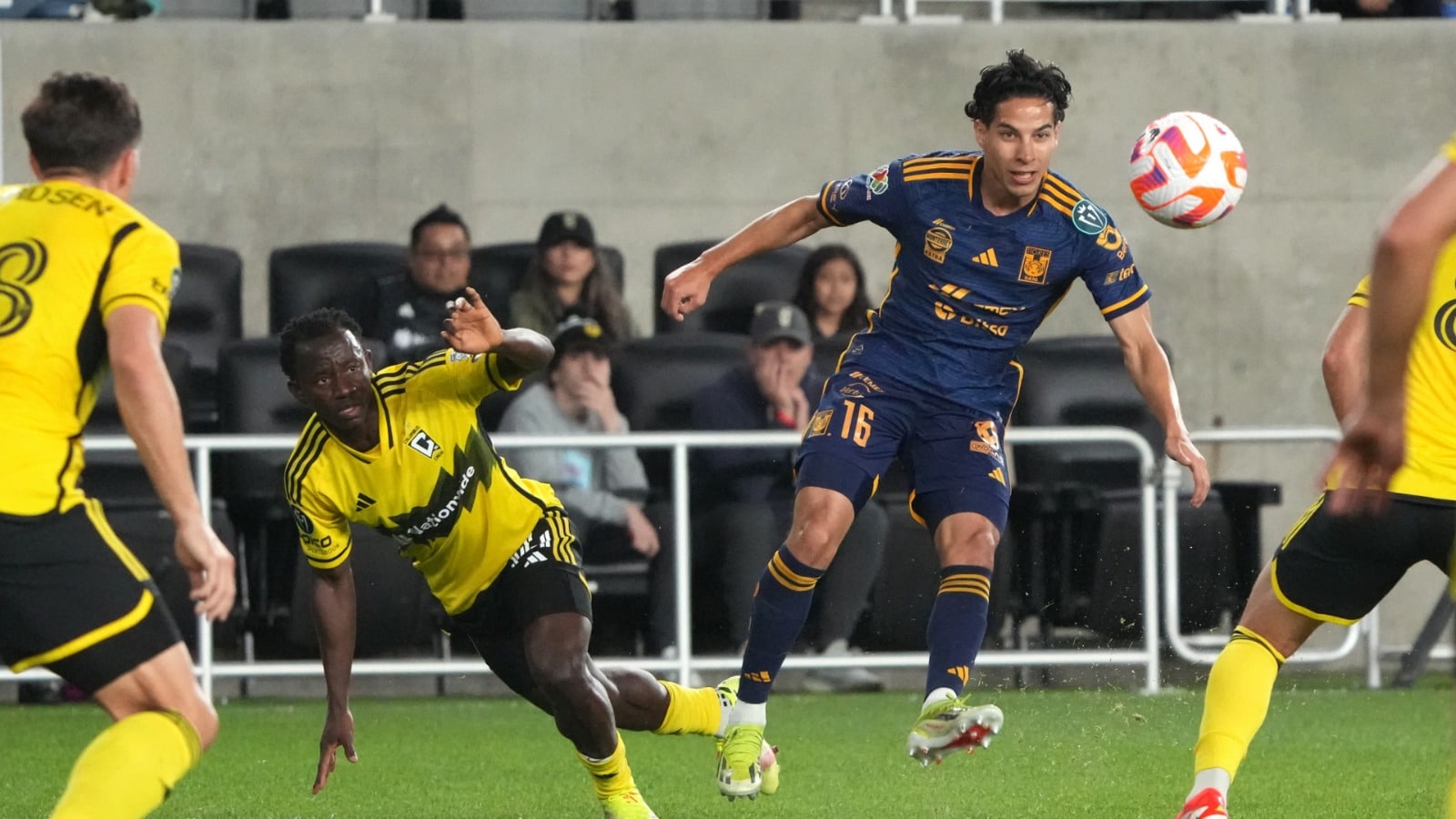 El mexicano Diego Lainez busca desequilibrar a la defensiva norteamericana