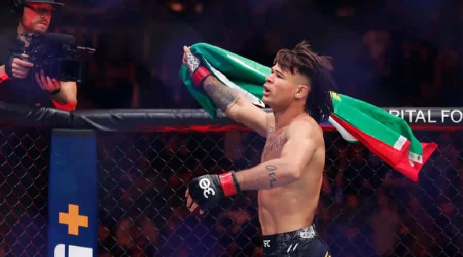 Diego Lopes festeja con bandera de México y Brasil sobre el octágono de UFC