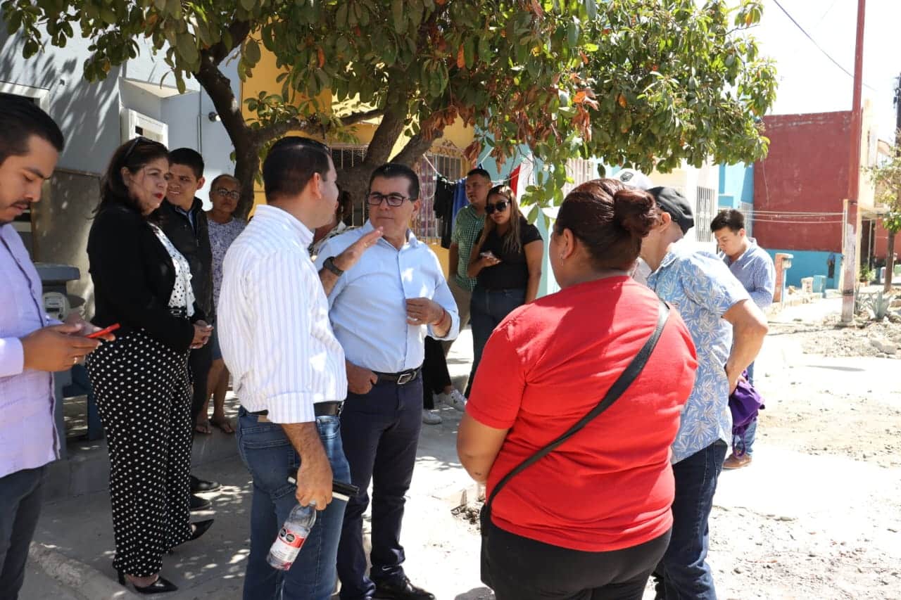 Director de obras en Mazatlán y alcalde reunidos con vecinos./ Foto: Jenifer Salcido