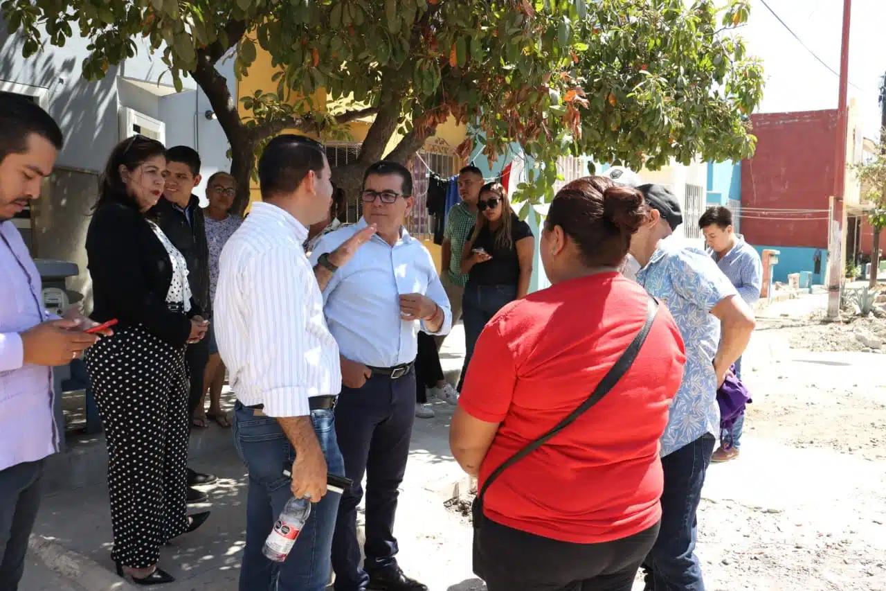 Director de obras en Mazatlán y alcalde reunidos con vecinos./ Foto: Jenifer Salcido