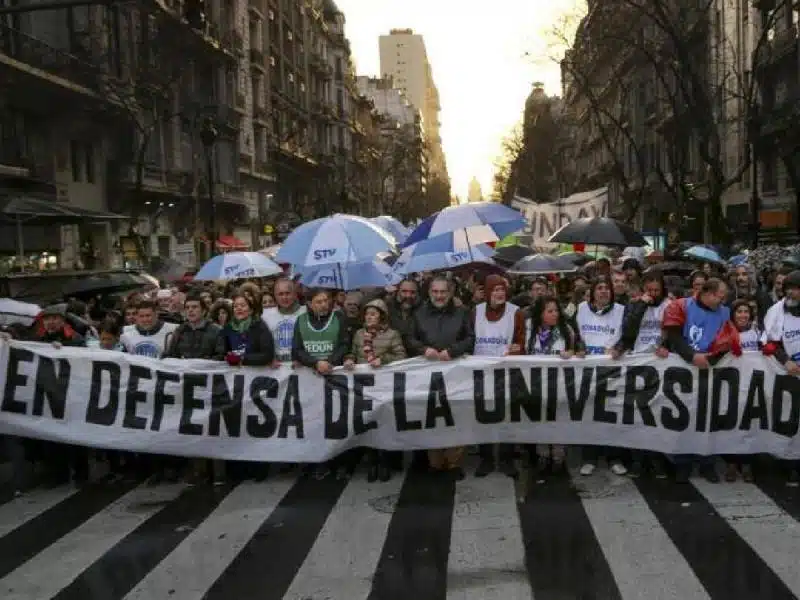 Docentes y alumnos protestan ante ajustes de Milei en Buenos Aires