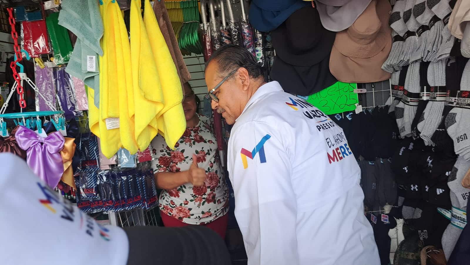 Domingo “Mingo” Vázquez Márquez, candidato a la alcaldía de Ahome por el PAN, PRI, PRD y PAS, en un comercio durante su campaña