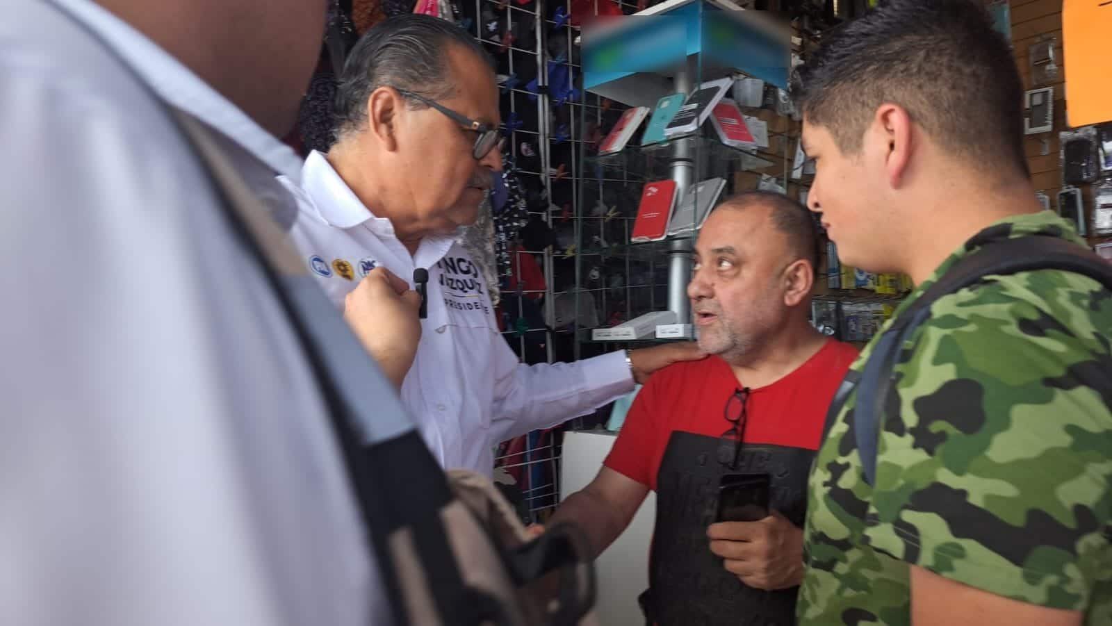 Domingo “Mingo” Vázquez Márquez, candidato a la alcaldía de Ahome por el PAN, PRI, PRD y PAS, en un comercio durante su campaña