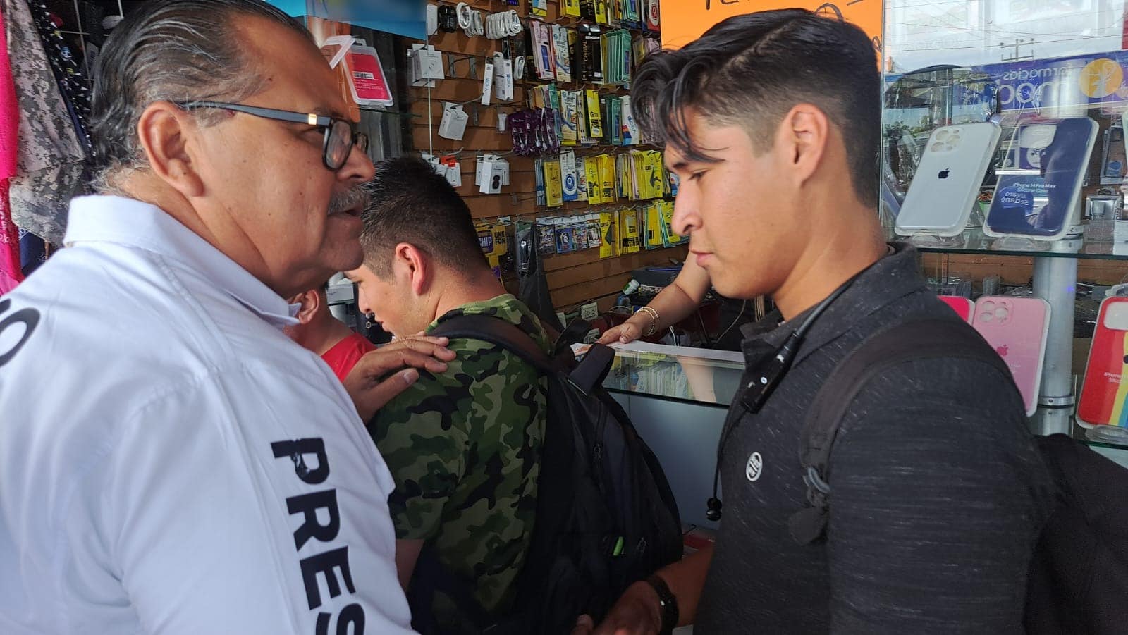 Domingo “Mingo” Vázquez Márquez, candidato a la alcaldía de Ahome por el PAN, PRI, PRD y PAS, en un comercio durante su campaña