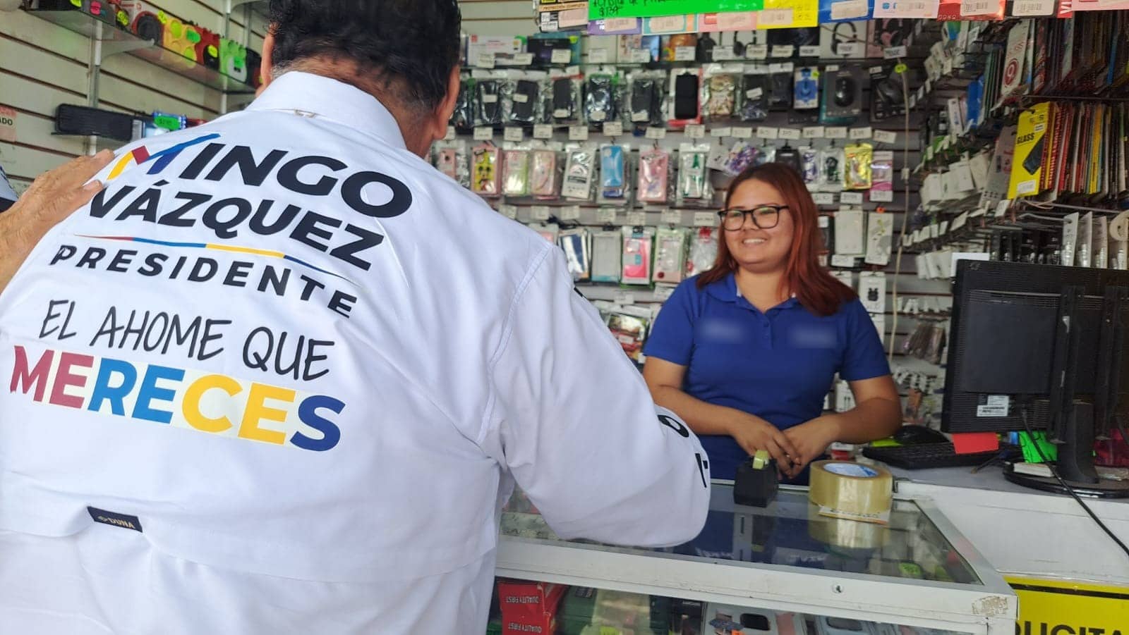 Domingo “Mingo” Vázquez Márquez, candidato a la alcaldía de Ahome por el PAN, PRI, PRD y PAS, en un comercio durante su campaña