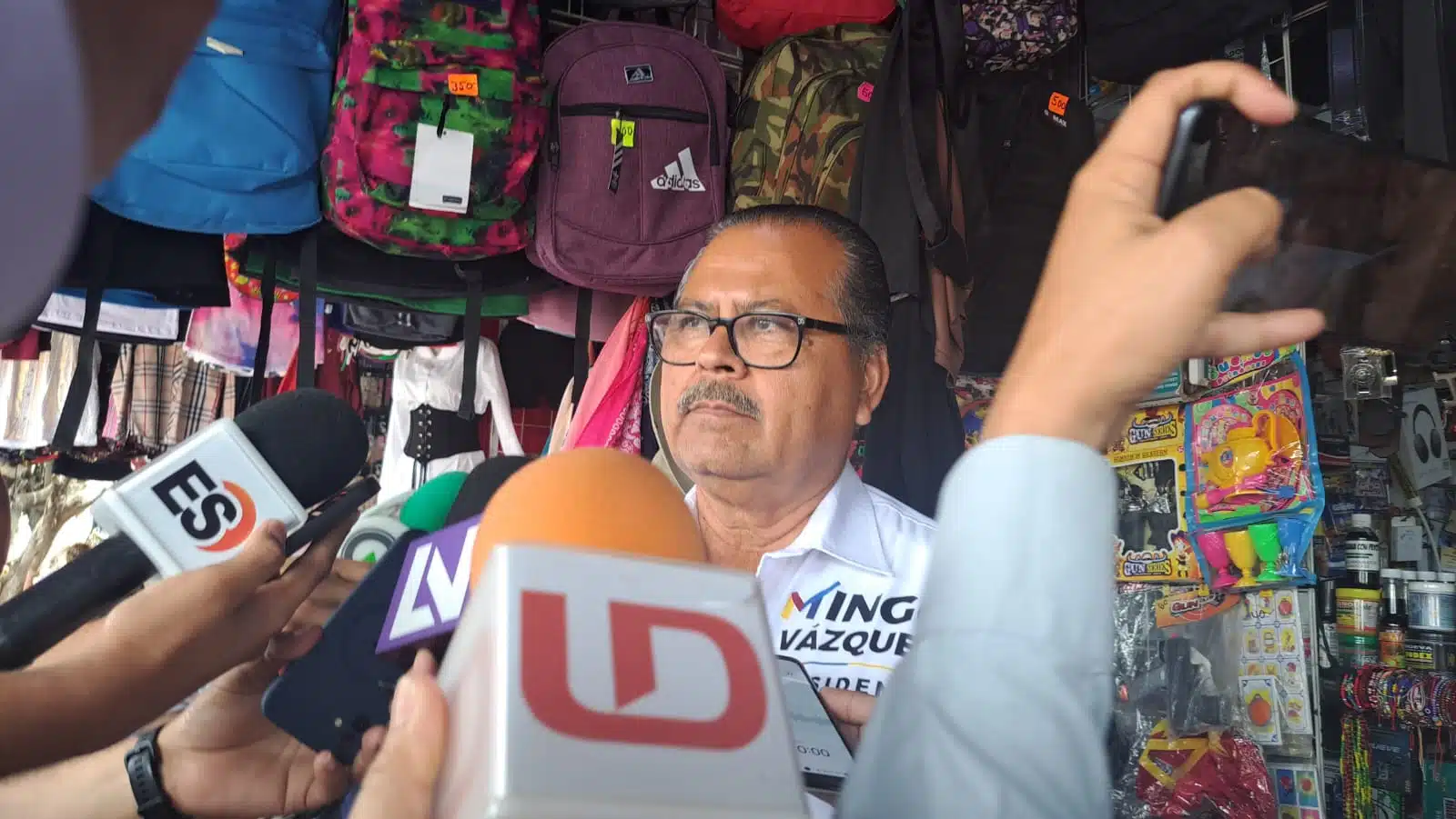 Domingo “Mingo” Vázquez Márquez, candidato a la alcaldía de Ahome por el PAN, PRI, PRD y PAS, en entrevista con los medios de comunicación en un comercio