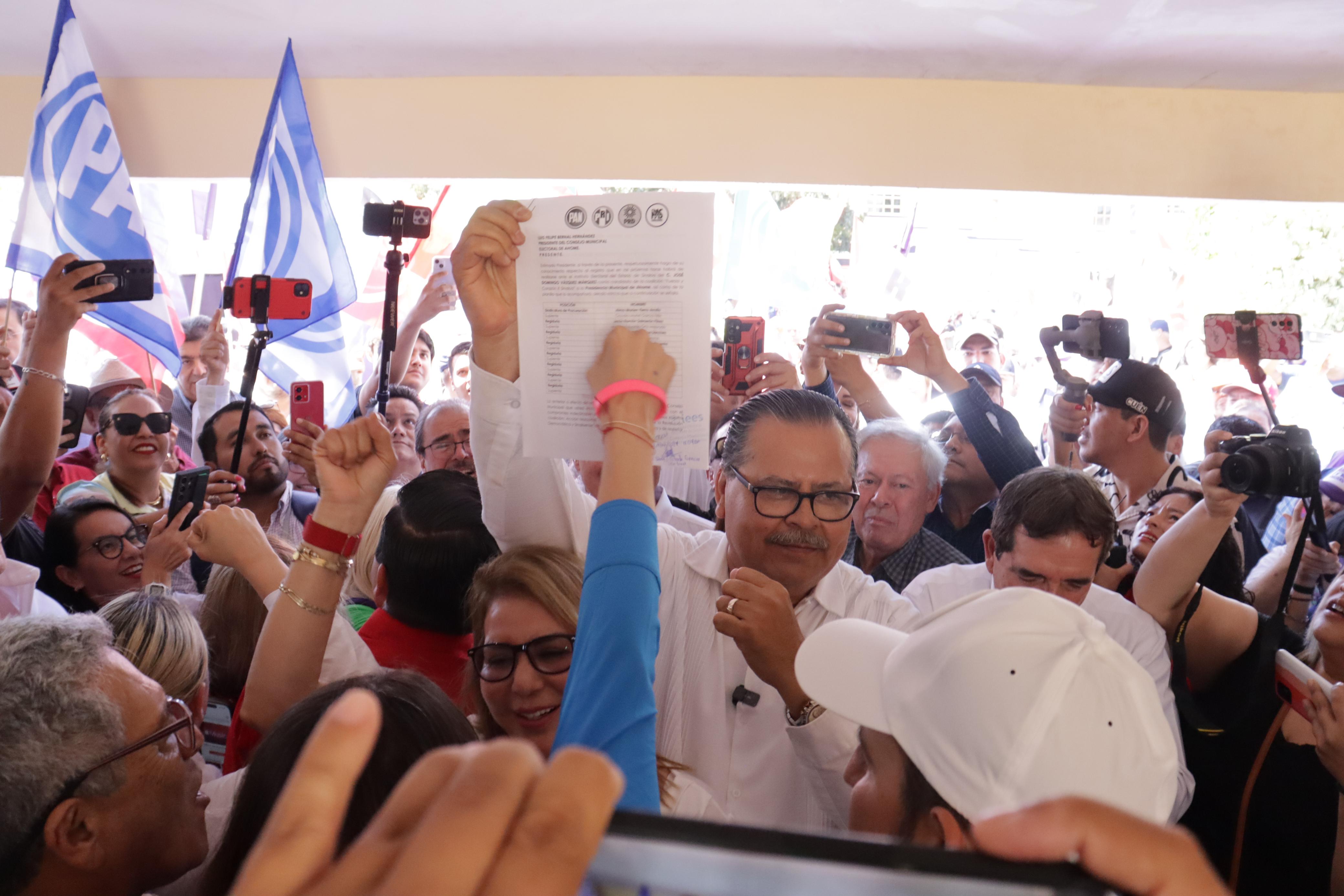 José Domingo Vázquez mostrando hoja de registro