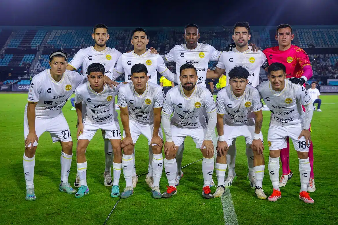 11 jugadores del equipo de Dorados de Culiacán posando para una foto en una cancha de futbol en Quintana Roo