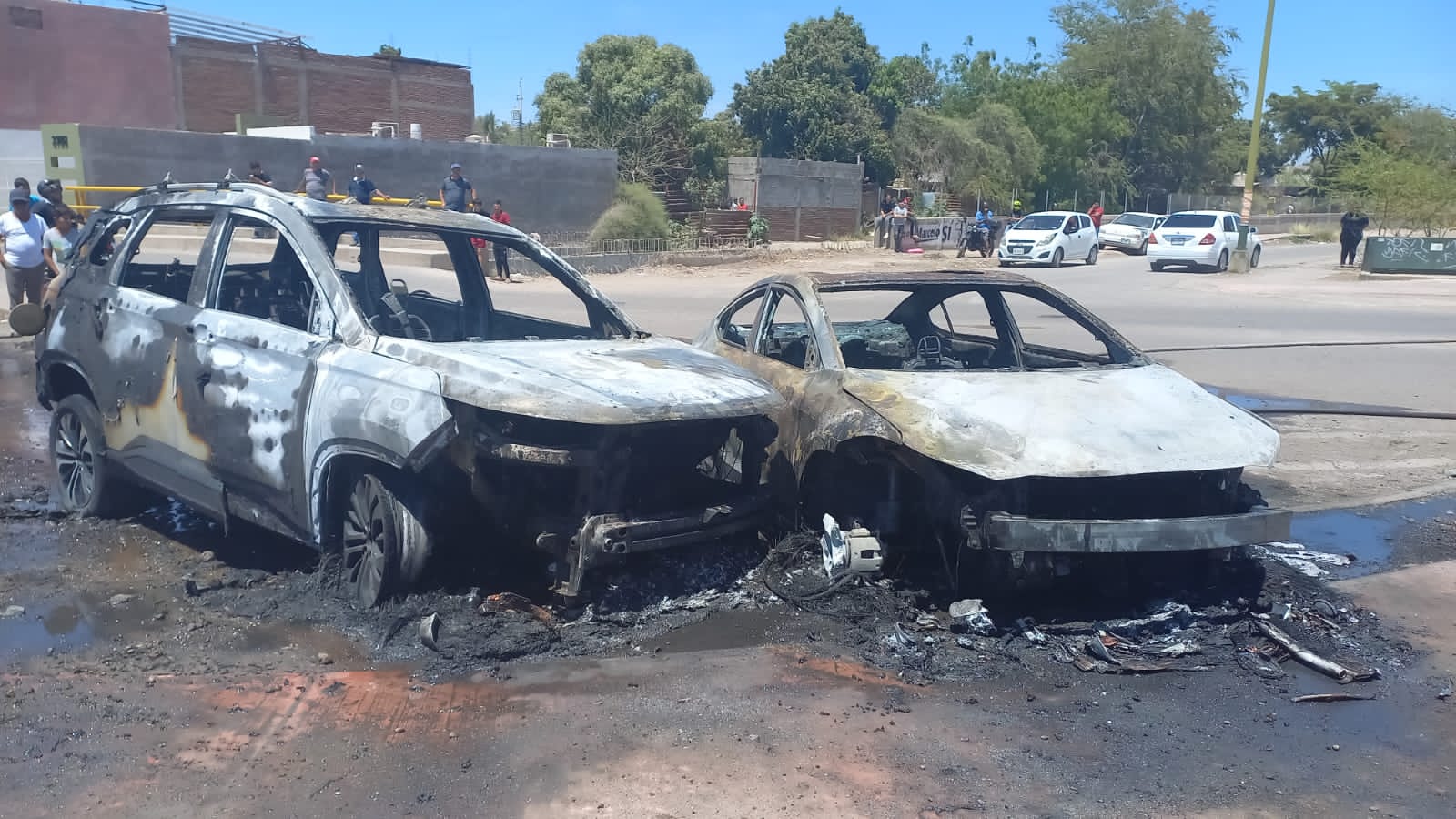 Vehículos tras choque e incendio en Culiacán