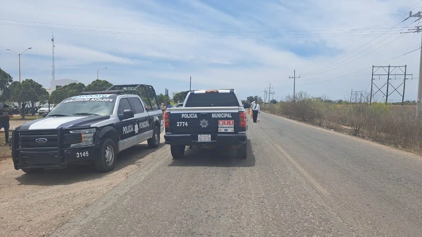 Dos patrullas de la Policía Municipal de Navolato en la carretera estatal