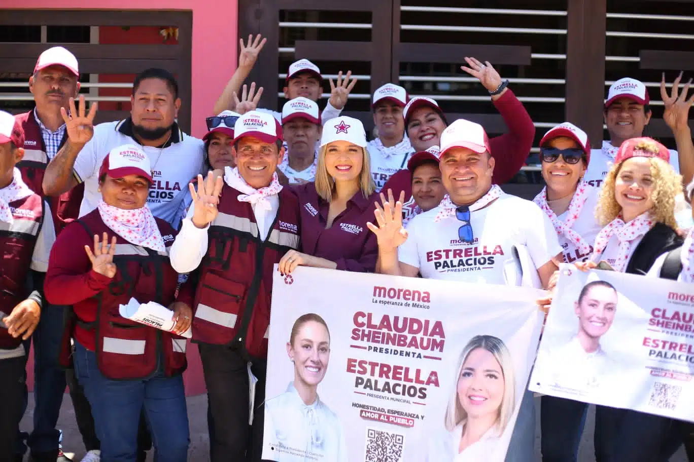 La candidata de Morena a la Presidencia Municipal, Estrella Palacios, recorre las calles de Mazatlán.