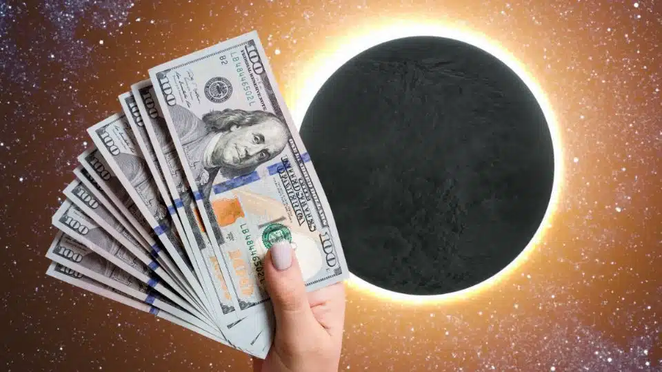 Billete de dólares y eclipse