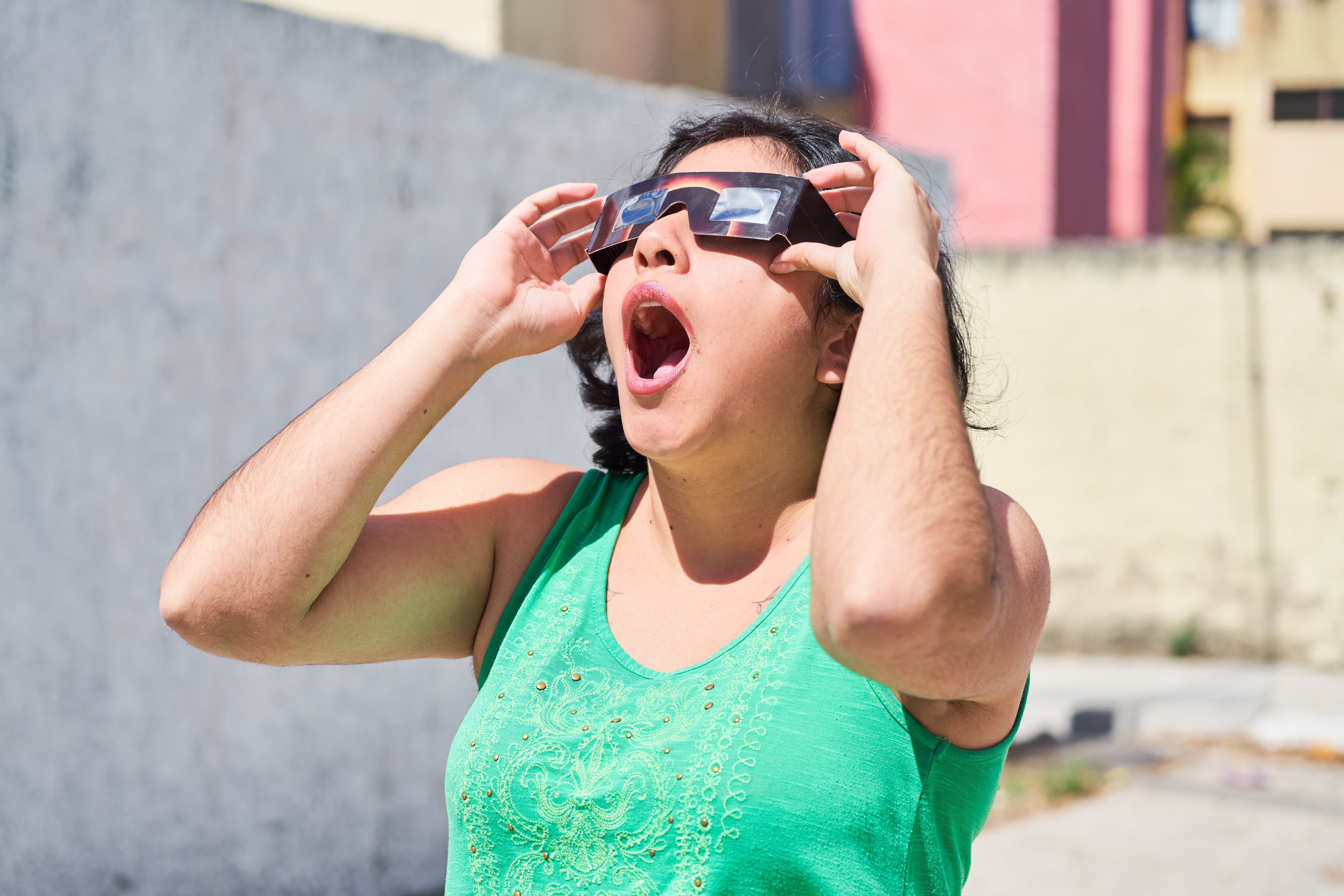 Mujer con lentes observando el sol