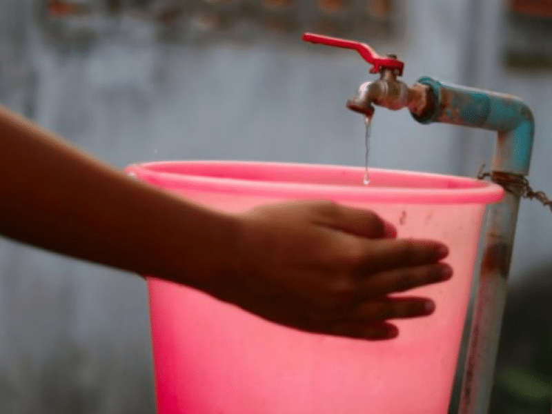 Ecuador se queda sin agua; suspenden labores por dos días