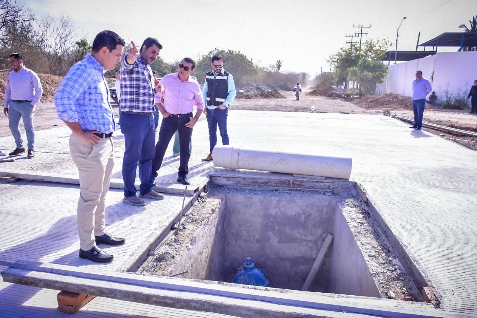 Édgar González Zataráin, presidente municipal de Mazatlán, supervisando una obra en zona de Cerritos