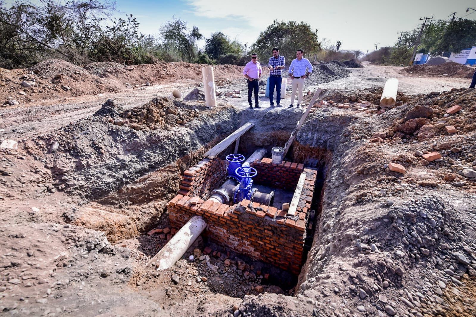 Édgar González Zataráin, presidente municipal de Mazatlán, supervisando una obra en zona de Cerritos