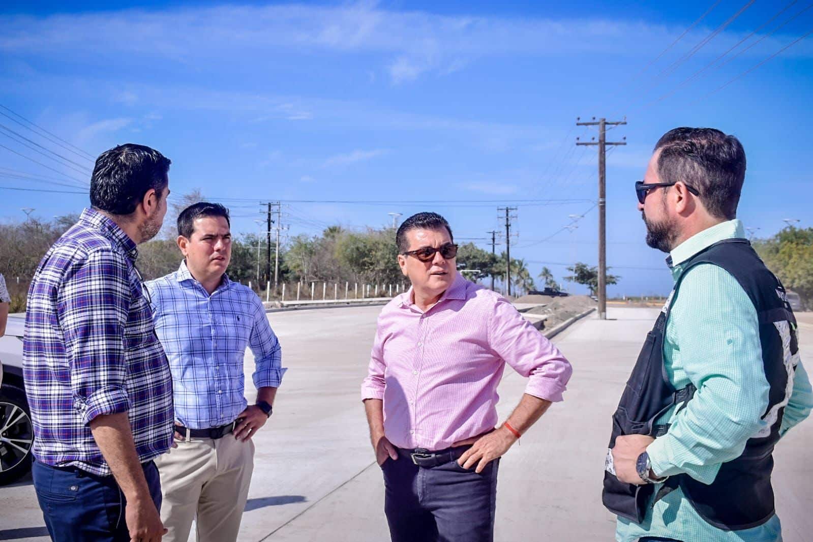 Édgar González Zataráin, presidente municipal de Mazatlán, supervisando una obra en zona de Cerritos