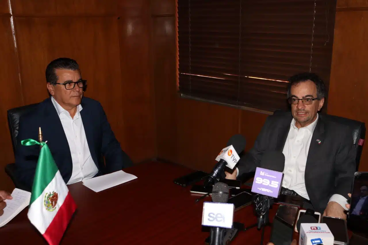 Édgar González Zataráin y John Benjamin en conferencia de prensa con los medios de comunicación en Mazatlán