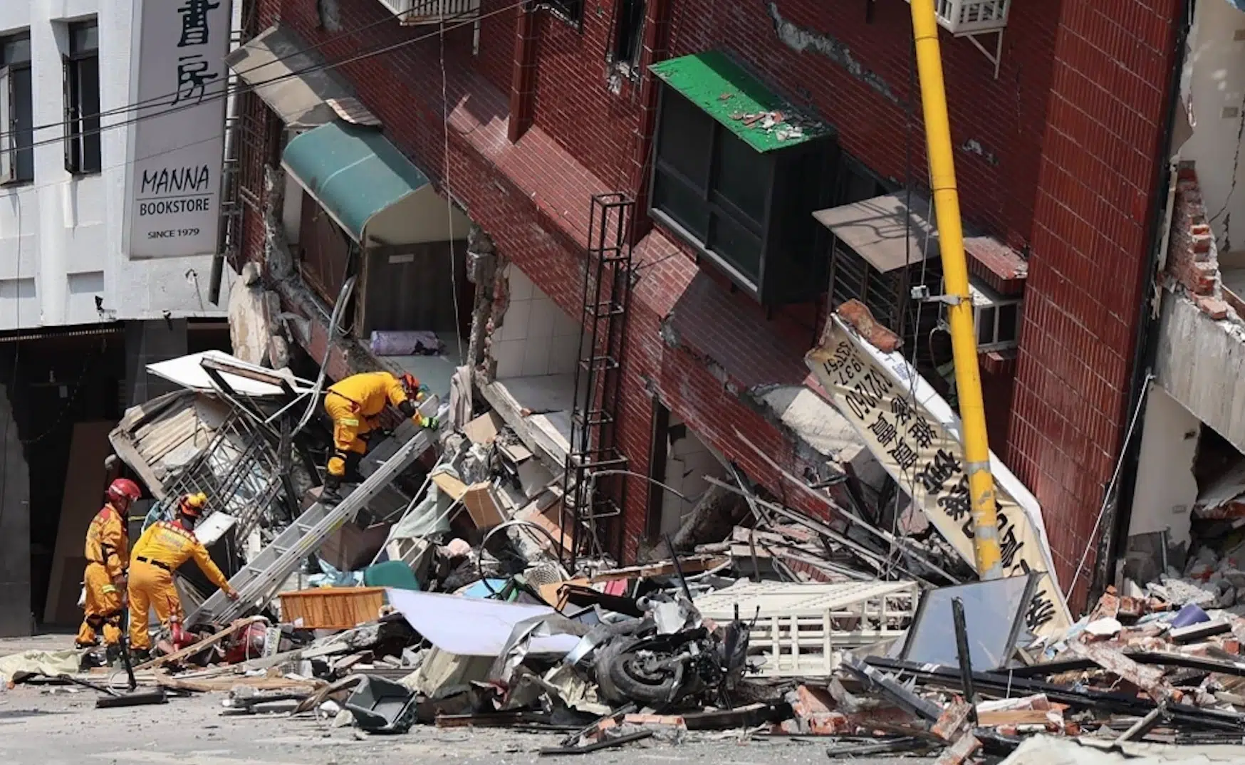 Restos de un edificio tras el terremoto en Taiwán