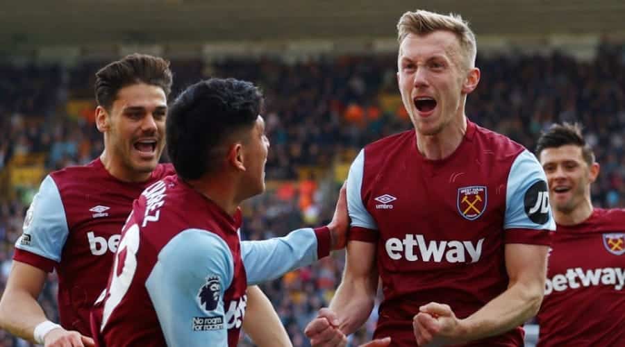 Edson Álvarez festeja con James Ward-Prowse su gol olímpico en triunfo del West Ham United
