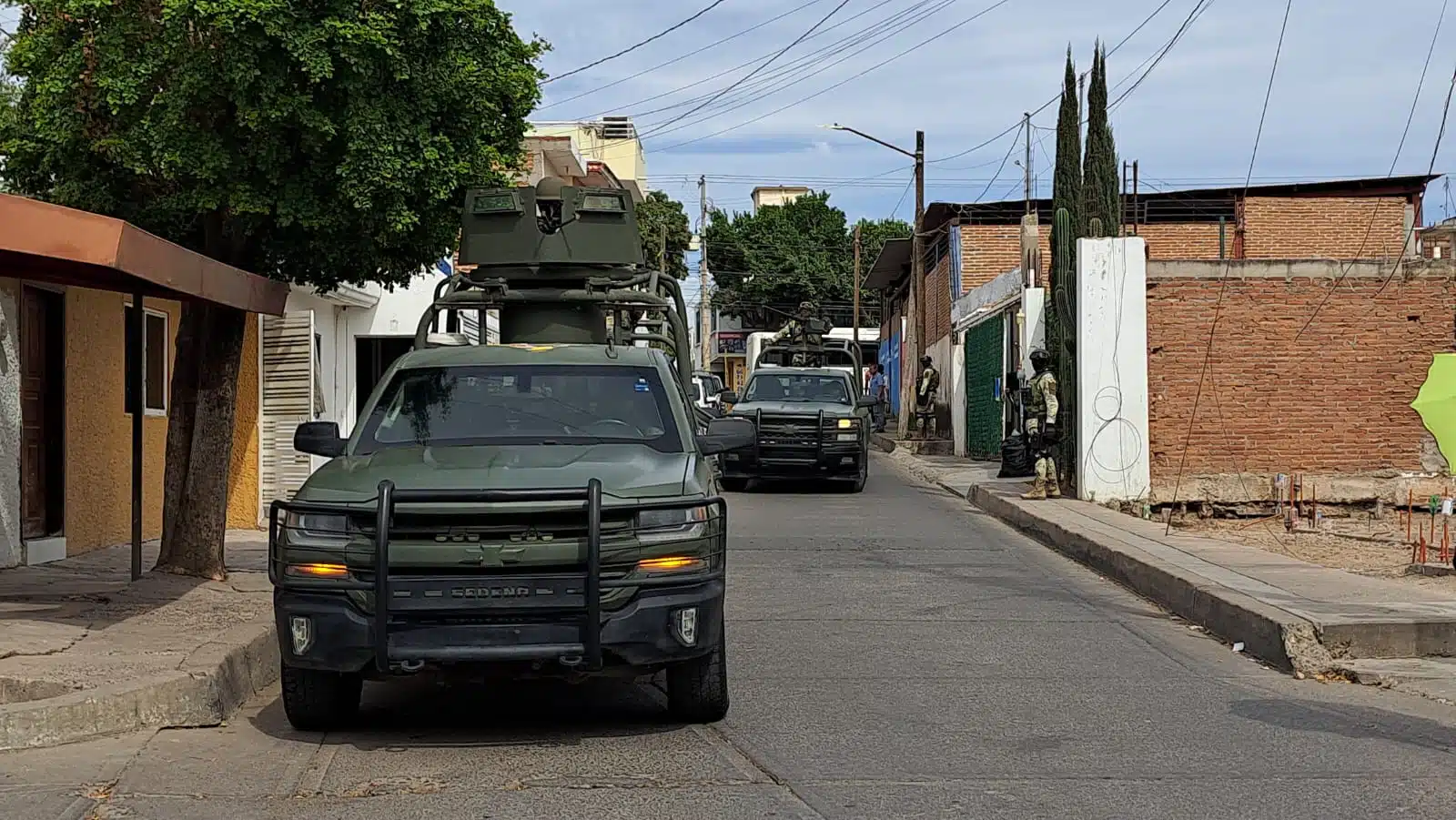 Elementos del Ejército Mexicano y Guardia Nacional afuera de una casa en Culiacán