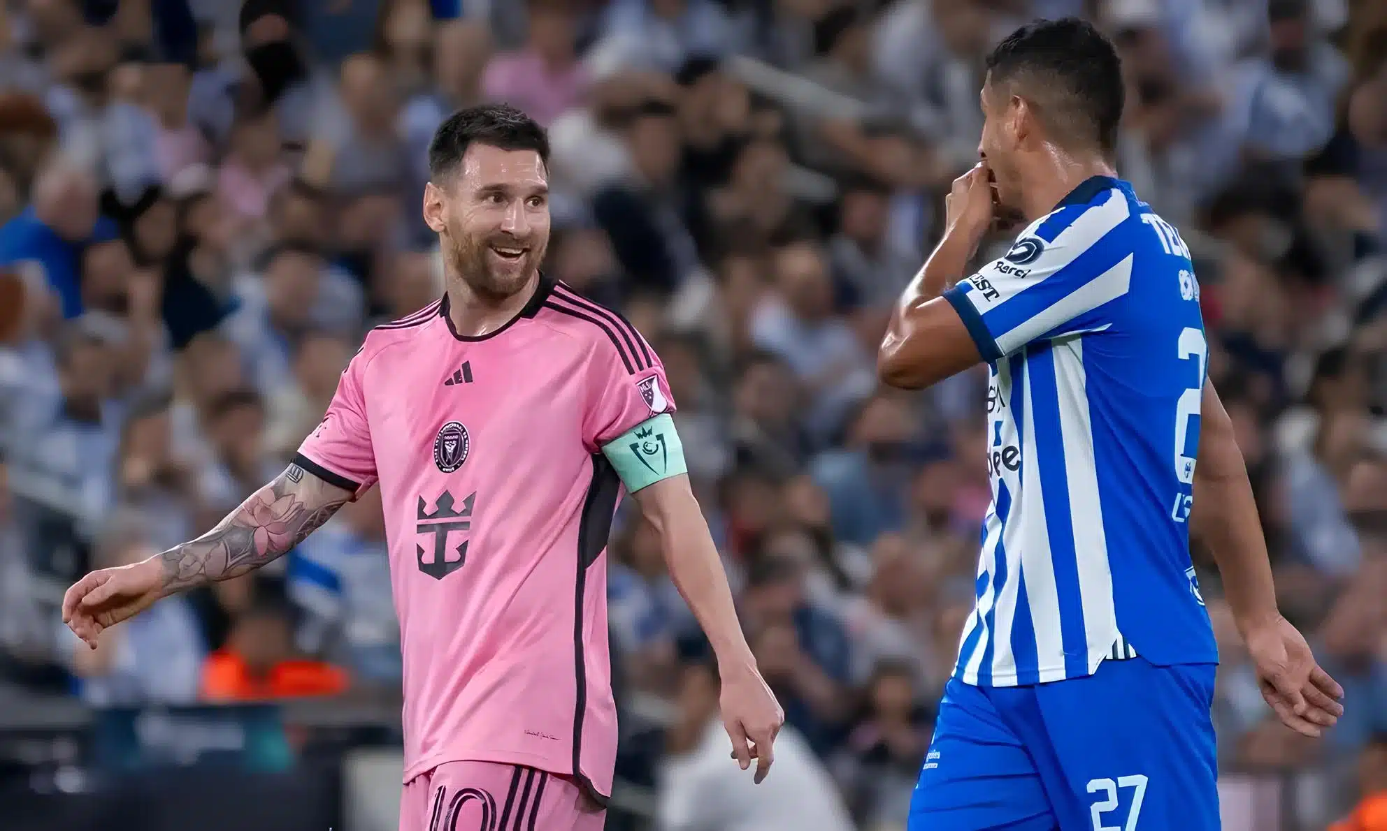 El argentino Lionel Messi en la cancha del Monterrey con el mediocampista sinaloense Luis Romo