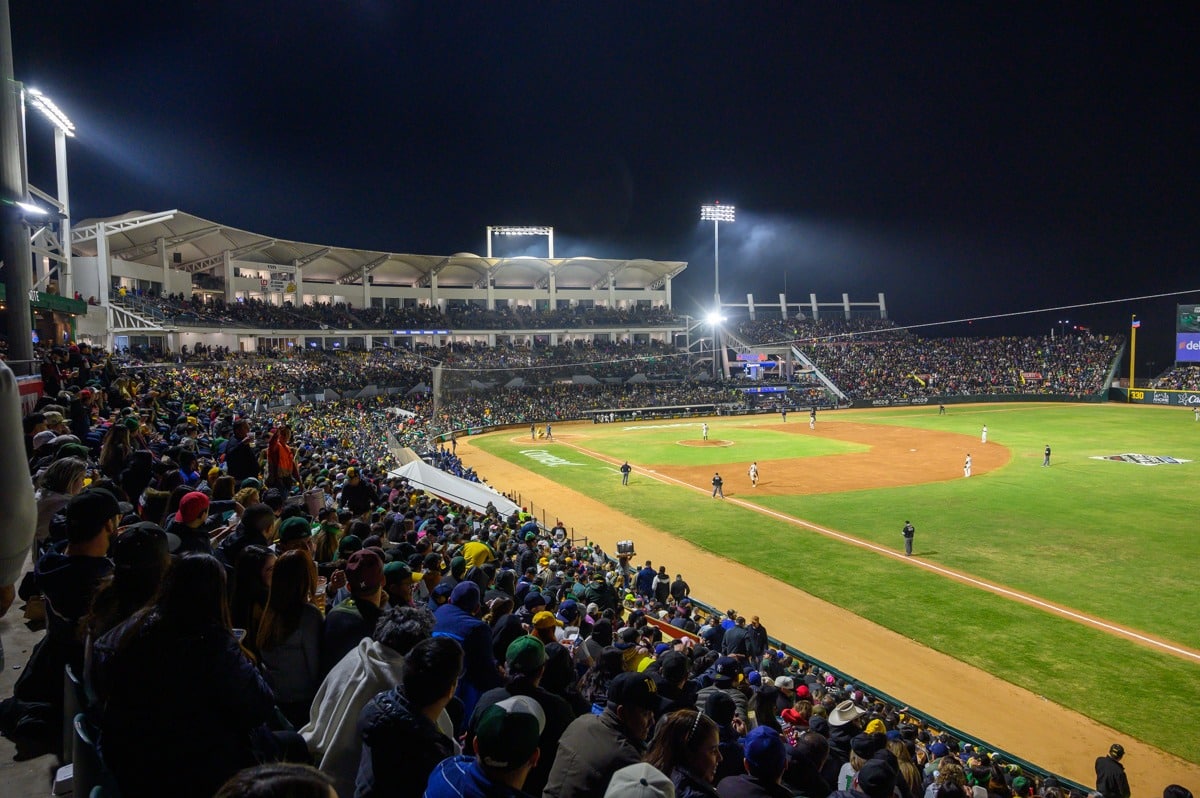 Estadio Chevron Park de noche