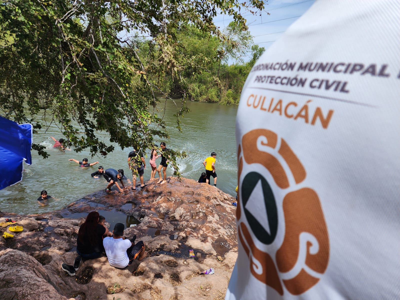 Elemento de Coordinación Municipal de Protección Civil y familias disfrutando de Semana Santa.